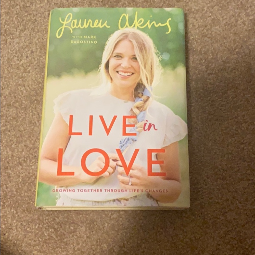 Lauren Akins : live in love